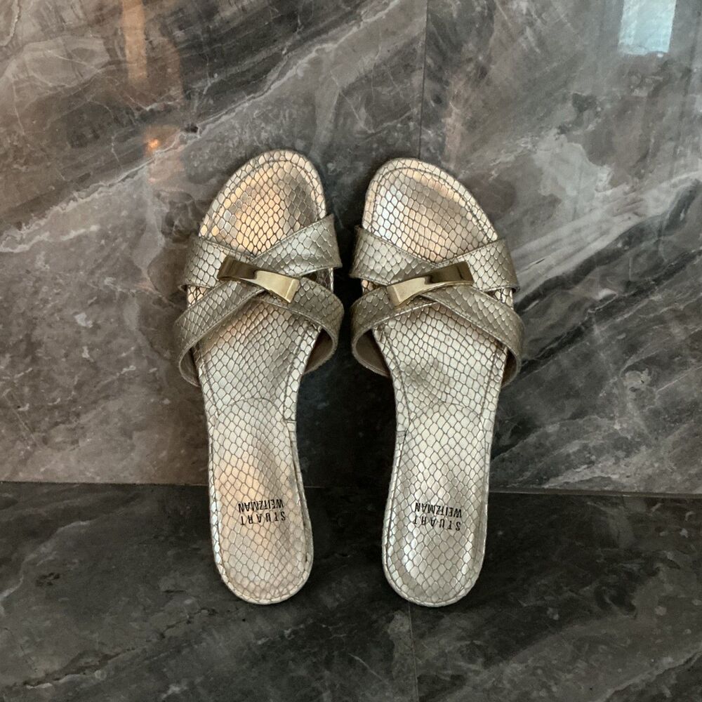 Stuart Weitzman gold buckle leather skin textured small heeled sandals Sz 8M